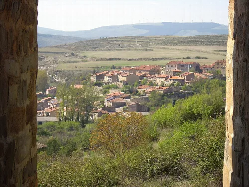 Blick auf Yanguas von der Torre de San Miguel, mit Häusern und Hügeln im Hintergrund.