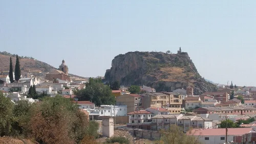 Häuser und eine Burg auf einem Hügel in Íllora, Granada.