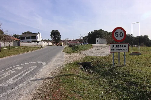 Puebla de Pedraza, entrada población desde SG-V-2311, norte