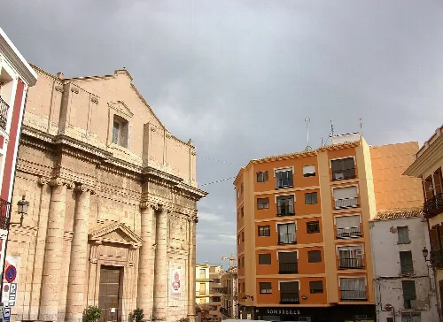 Kirche von Sant Joan Baptista und modernes Gebäude in Callosa d'en Sarrià.