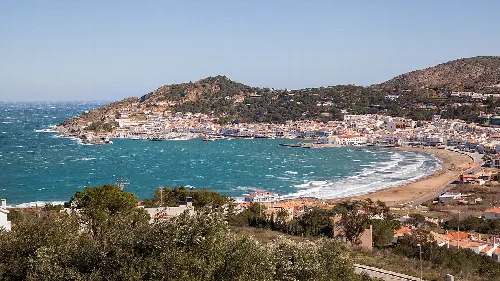 Panoramablick auf den Hafen und den Strand in Puerto de la Selva.