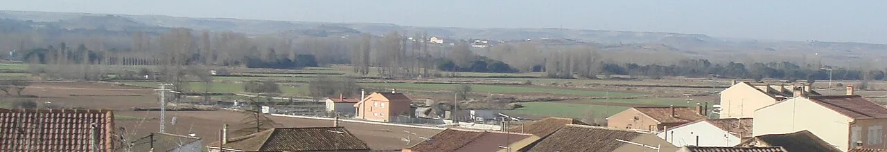 Panoramic view of Villalba de Duero with fields and houses.