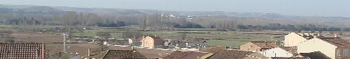 Panoramic view of Villalba de Duero with fields and houses.