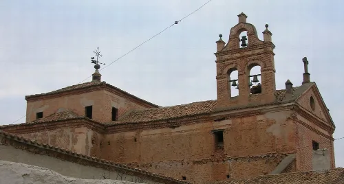 Convento de Carmelitas con torre y campanario de ladrillo en Liétor.