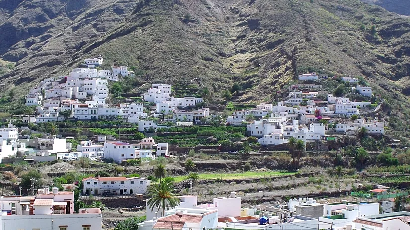Weiße Häuser an den Berghängen des Agaete-Tals in Gran Canaria.