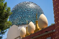 Fassade des Dalí-Theater-Museums mit dekorativen Eiern und einer Glaskuppel.