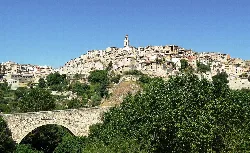 Vista de Bocairent con puente y casas en la colina.