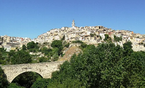 Bocairent mit Brücke und Häuser auf dem Hügel.