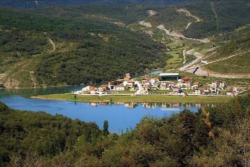 Vista panorámica de Nagore Artzibar, con río y montañas en Navarra.