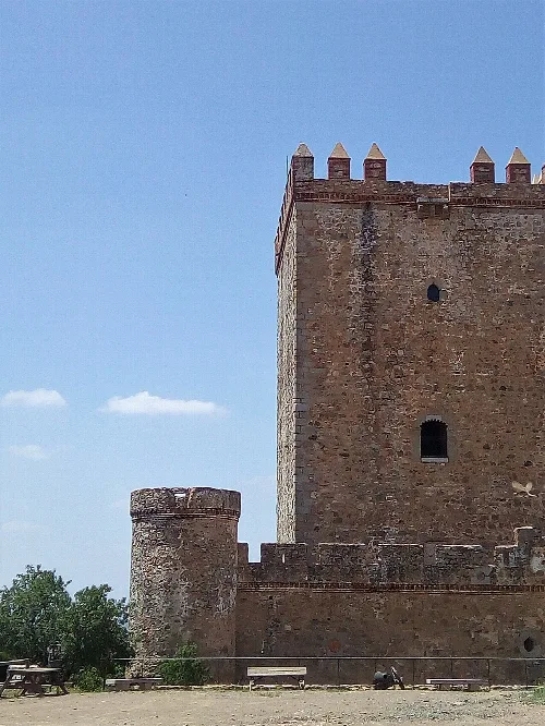 Burg Nogales mit Steinmauern und Türmen in Badajoz.
