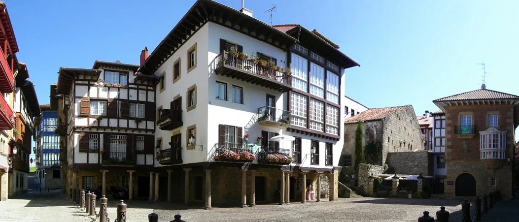 Traditionelle Gebäude im Zentrum von Hondarribia mit Kopfsteinpflasterstraßen.