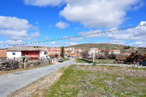 Häuser, Straßen und Hügel in Arevalillo, Ávila, Spanien.