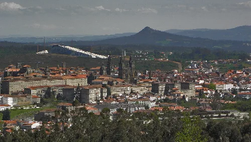 Blick auf die Stadt mit Kathedrale und historischen Gebäuden.