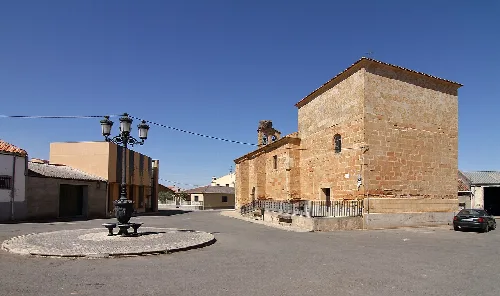 Plaza Mayor, ayuntamiento e iglesia