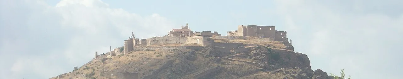 Burg und Mauern auf dem Hügel in Moya.