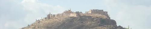 Burg und Mauern auf dem Hügel in Moya.