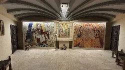 Interior de la cripta con mosaicos religiosos en Xàbia.