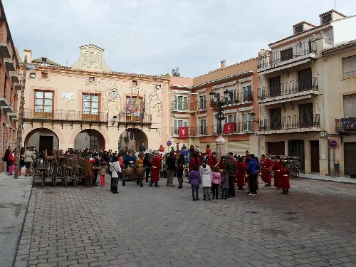 Plaza de la Iglesia en Caudete con gente y decoraciones en la víspera de Reyes.