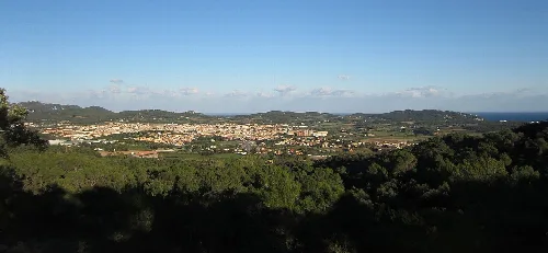 Panoramischer Blick auf Palafrugell vom Puig de les Mines.