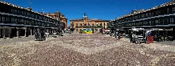 Vista panorámica de la Plaza Mayor de Almagro con edificios y puestos.