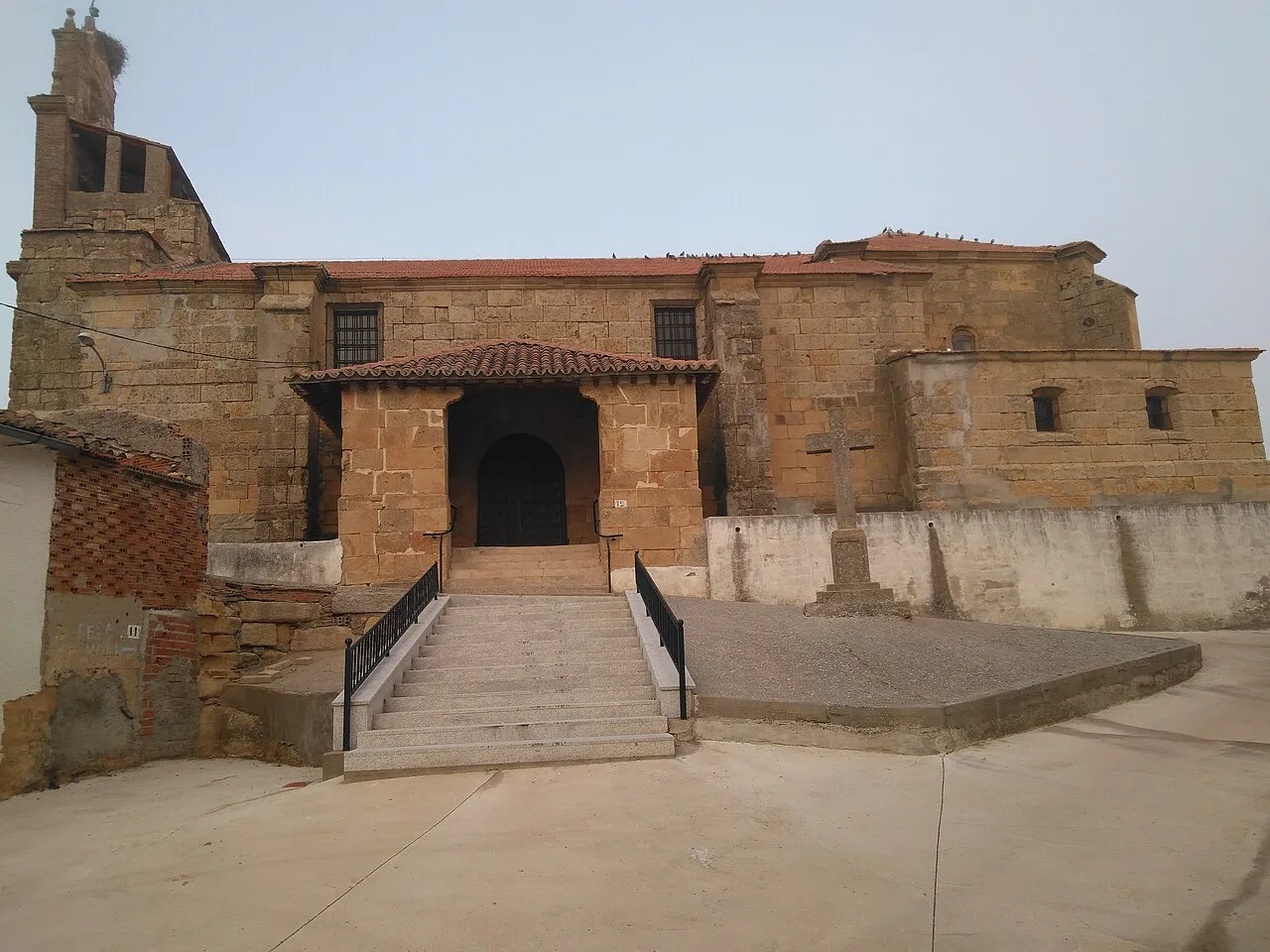Iglesia de Arabayona de Mógica. Es la iglesia parroquial de la Veracruz, construida en el siglo XVI. Está situada en la parte más elevada del pueblo.