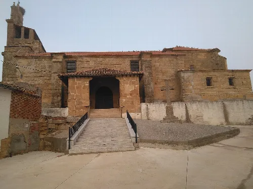Iglesia de Arabayona de Mógica. Es la iglesia parroquial de la Veracruz, construida en el siglo XVI. Está situada en la parte más elevada del pueblo.