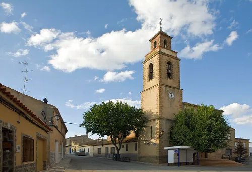 Vista de la plaza de la iglesia de Hoya Gonzalo
