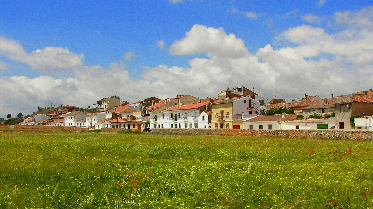 Weiße Häuser mit roten Dächern in einem Dorf in Granada.