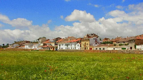 Weiße Häuser mit roten Dächern in einem Dorf in Granada.