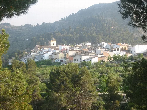 Vista de la localidad de Penáguila (Alicante, España). Fotografía realizada por Rodriguillo el 13/04/2006.