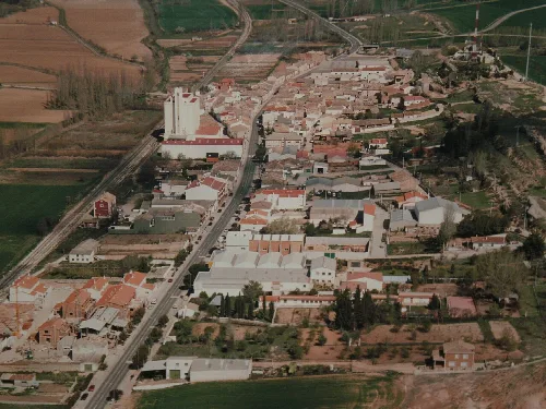 Luftaufnahme von Chillarón de Cuenca mit Straßen und Gebäuden im Zentrum.