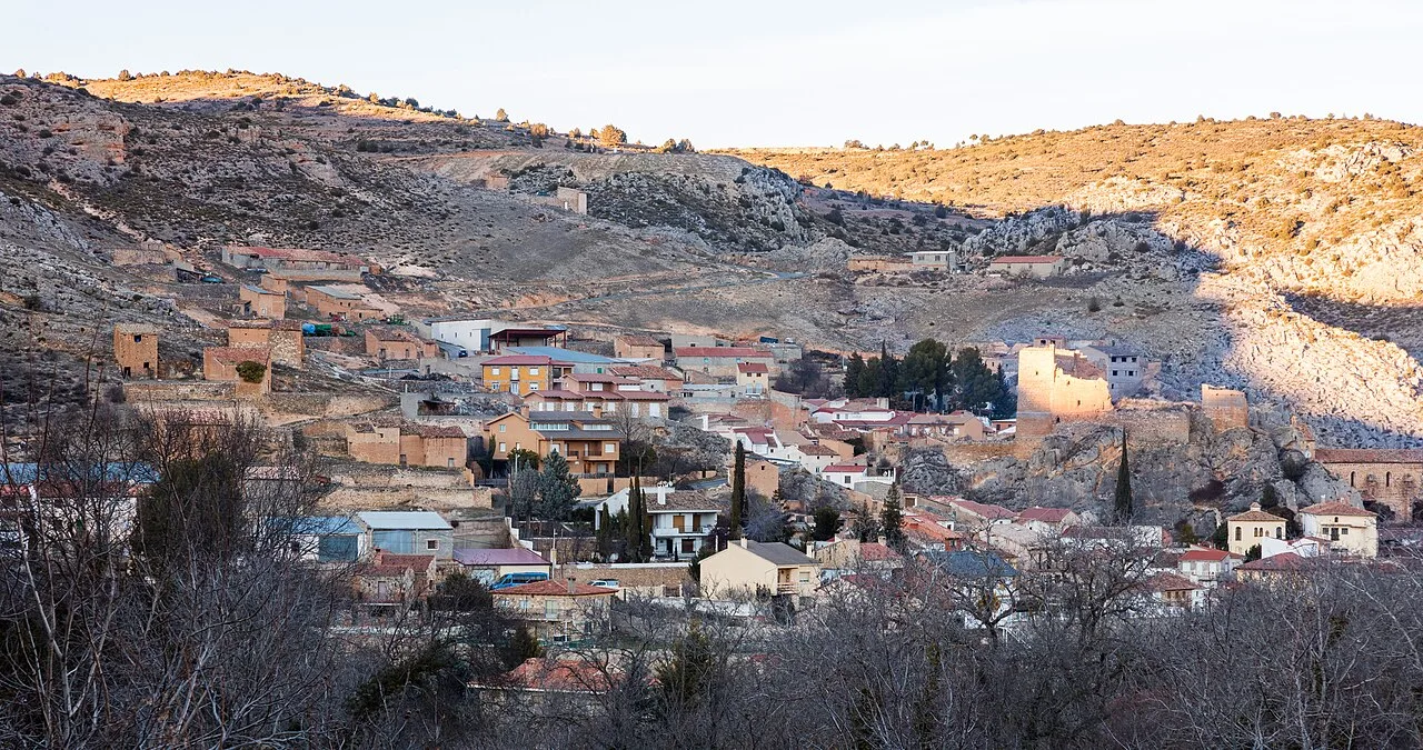 Vista panorámica de Villel de Mesa con casas en las laderas de la montaña.