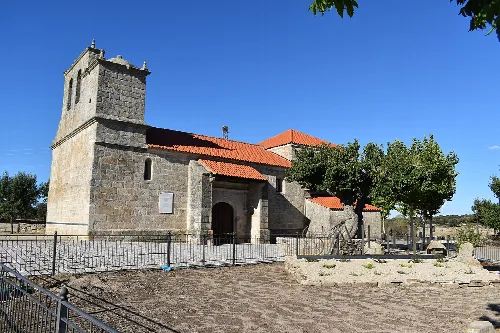 Alte San Miguel Kirche mit Steinturm und rotem Ziegeldach in Salce.