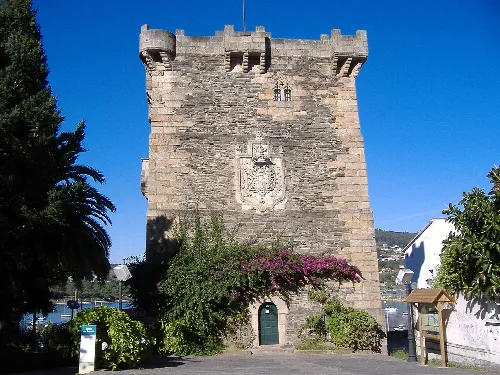 Steiniger Andrade-Turm mit Wappen in Pontedeume.