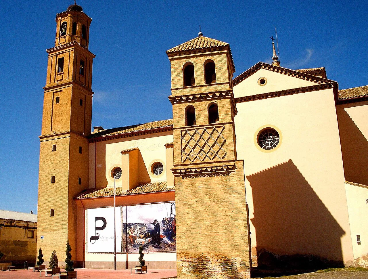 Iglesia del Salvador con torre y fachada en Villanueva de Gállego.