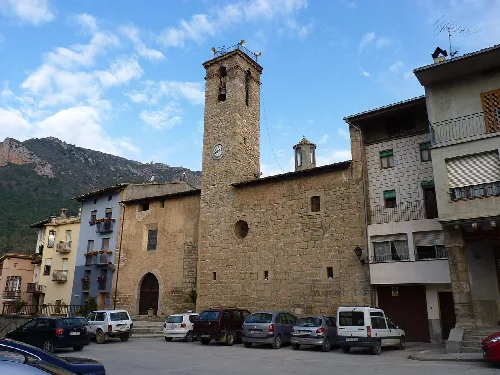 Kirche mit steinturm in Peramola, Lleida.