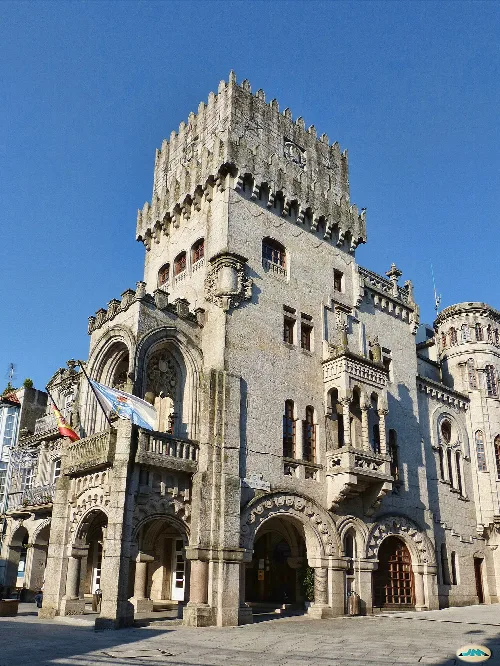 Steinernes Gebäude mit Turm und Bogenfenstern in Porriño.