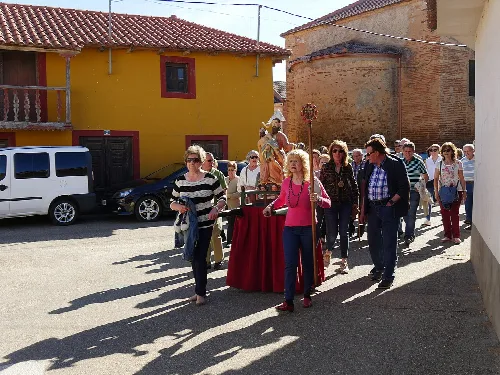 Gruppe von Menschen bei einer Prozession auf der Straße in Camarzana de Tera.