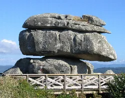 Gran piedra en equilibrio en el monte Siradella, O Grove.