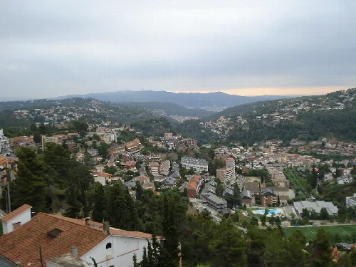 Panoramablick auf Corbera de Llobregat mit Häusern und Hügeln im Hintergrund.