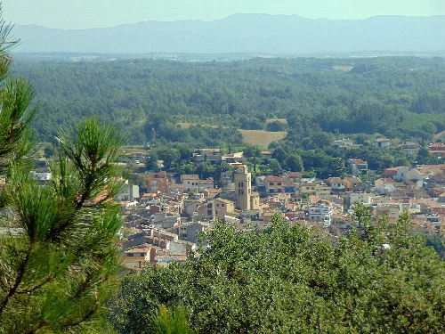 Vista de Santa Coloma de Farners pujant al castell de Farners