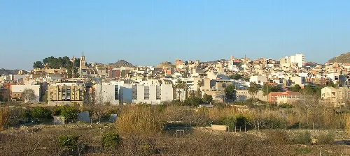 Panoramablick auf Abarán mit Gebäuden und Hügeln im Hintergrund.