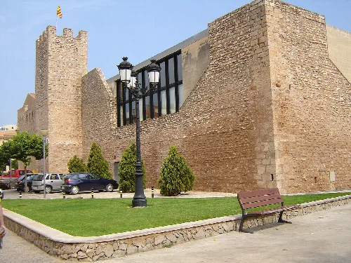 Murallas de piedra y torres del hospital medieval en Hospitalet de l'Infant.