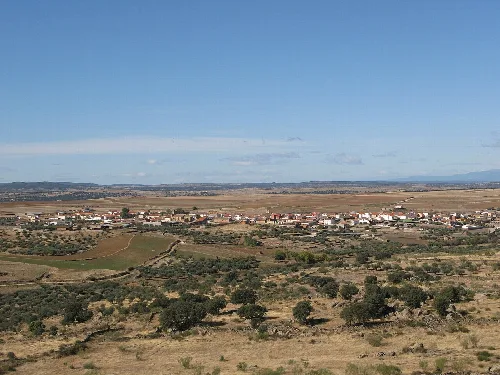Ländliche Landschaft mit Dorf und Feldern von Peña Rastraera in Villar del Pedroso.