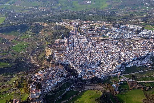 Luftaufnahme von Ronda mit Altstadt und Schlucht.