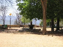 Platz mit Brunnen und Bäumen in Borja.
