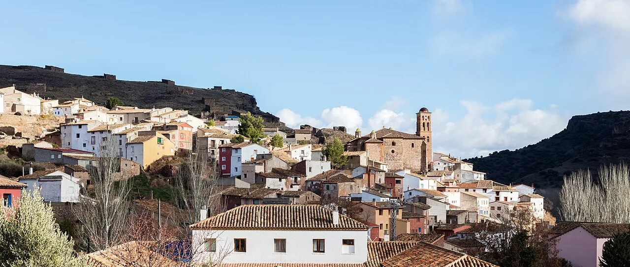 Casas en la ladera de la montaña con una iglesia en la parte superior de Calcena.