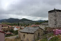 Blick auf Puebla de Lillo mit Bergen und traditionellen Gebäuden