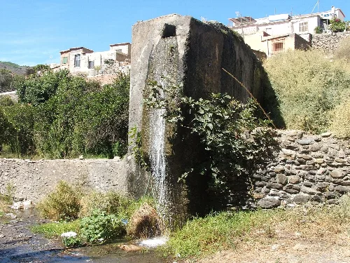 Este era un canal de riego que llevaba agua a diversas fincas y terrenos en Nacimiento, Almería, España. Atravesaba una rambla (que termina en el Río Nacimiento) que, según los lugareños, no sale casi nunca, pero cuando lo hace, es muy peligrosa, y a punto ha estado de cobrarse alguna víctima mortal.
Un desapacible día de 1996, cuando la rambla salió por última vez, arrasó este canal de riego, y así es como se ha quedado desde entonces.