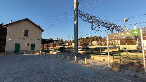 Bahnhof mit Gleisen und Beschilderung in Navalperal de Pinares.